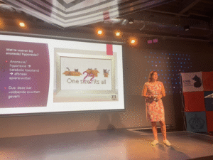Marieke geeft een lezing